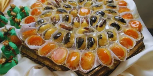Doces caramelizados em uma travessa